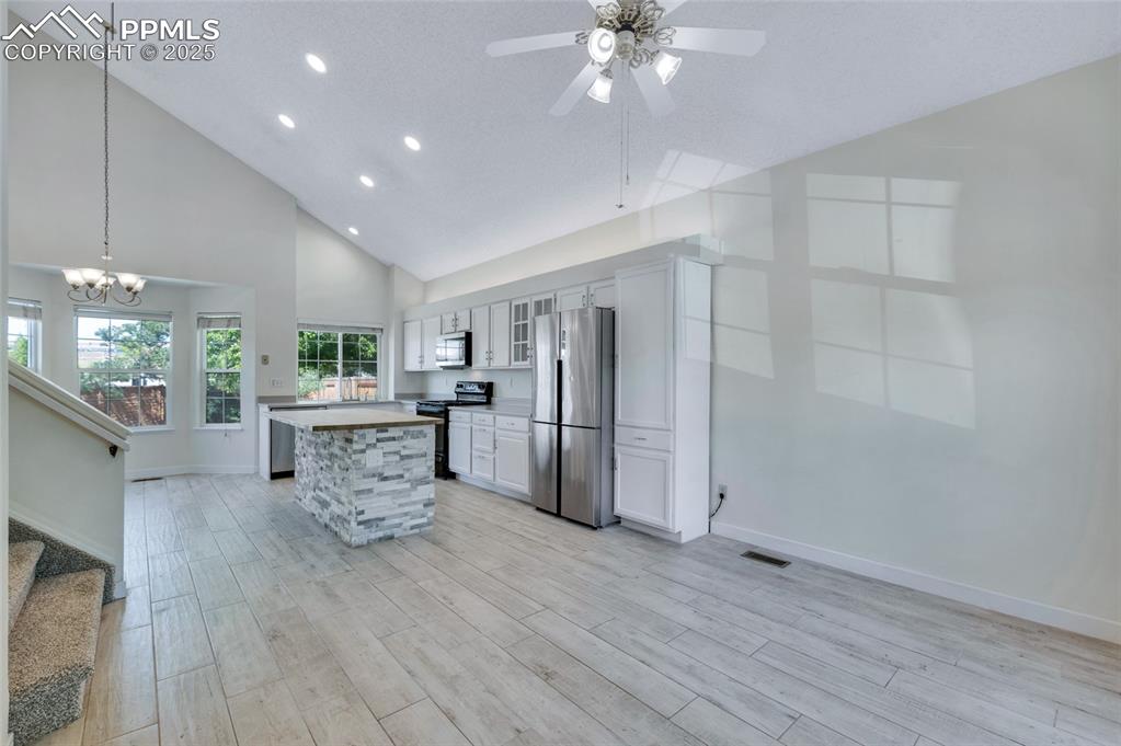 Image 6 of 40: Kitchen