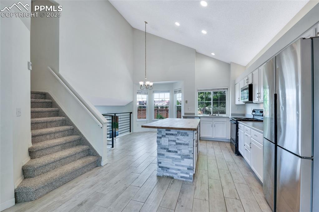 Image 8 of 40: Kitchen