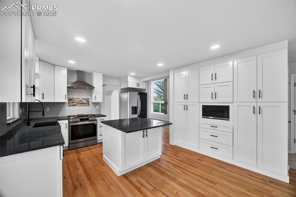 Image 15 of 48: Kitchen