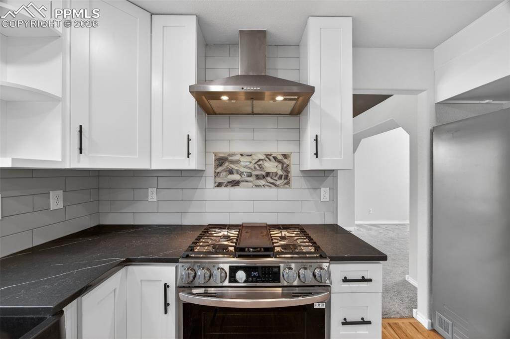 Image 17 of 48: Kitchen