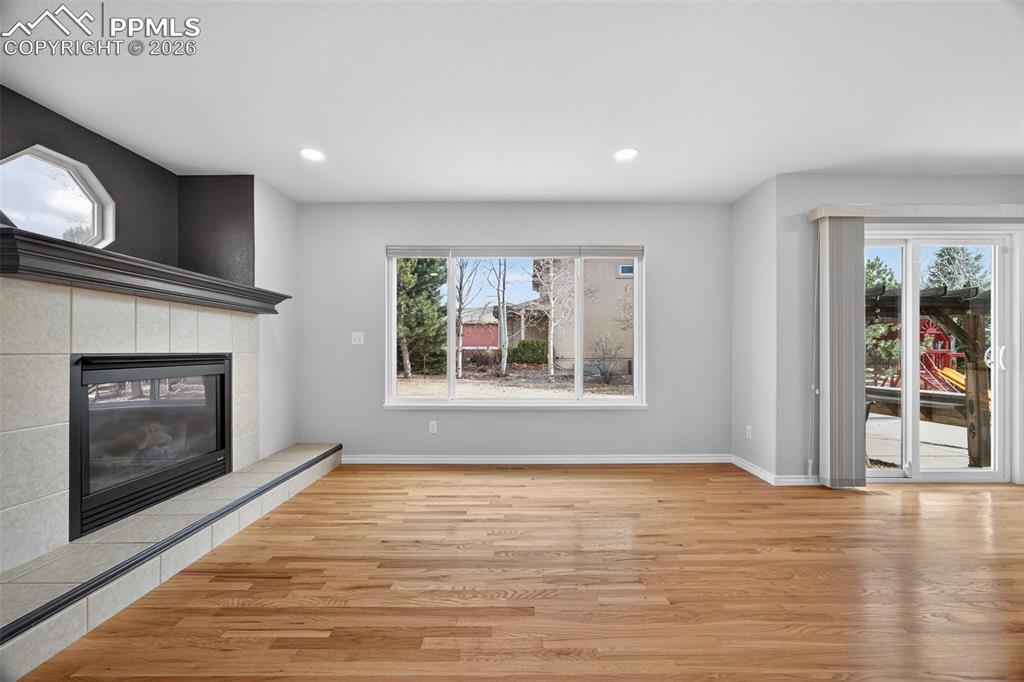 Image 21 of 48: Living Room