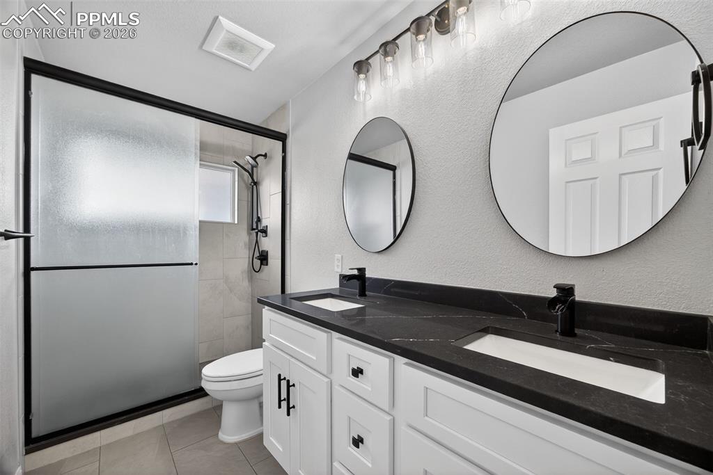 Image 32 of 48: Bathroom