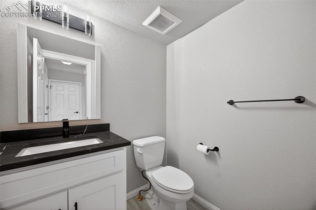 Image 34 of 48: Bathroom