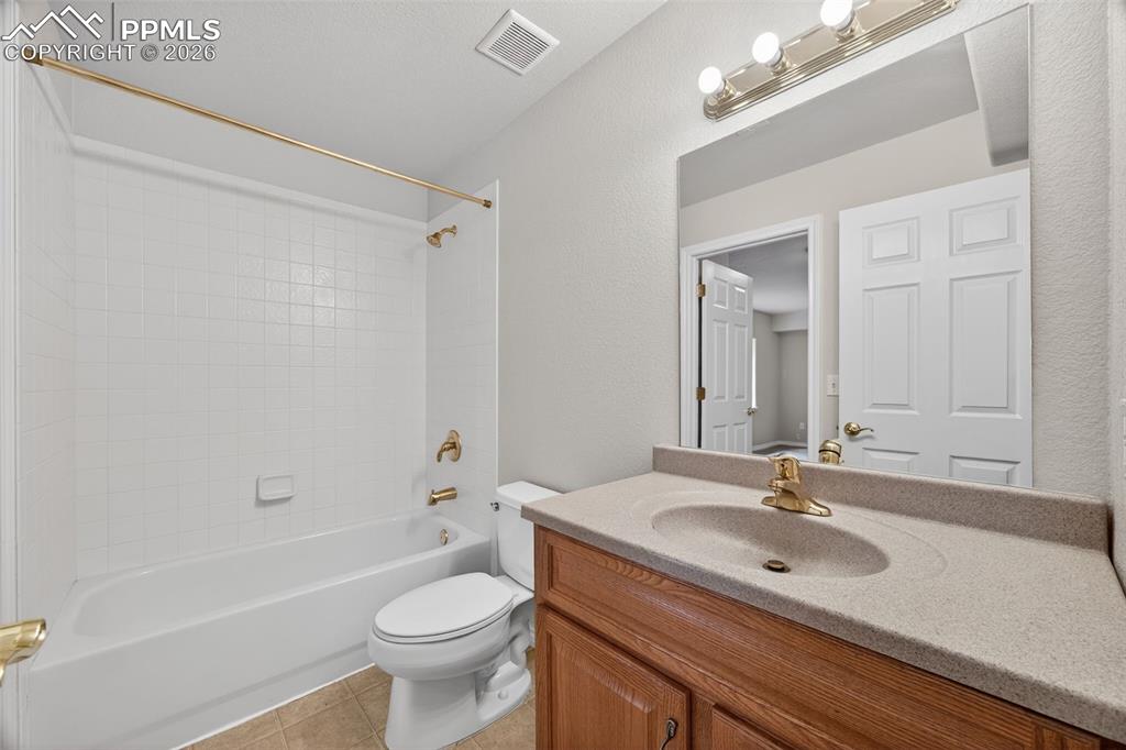 Image 37 of 48: Bathroom