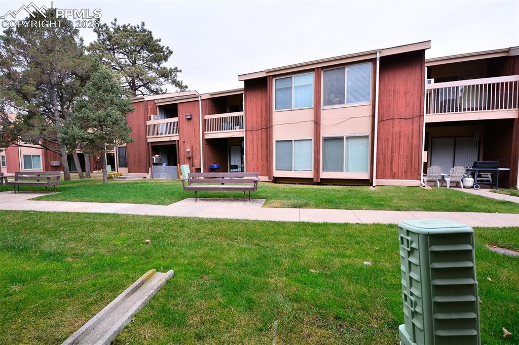 Image 16 of 20: Rear of home