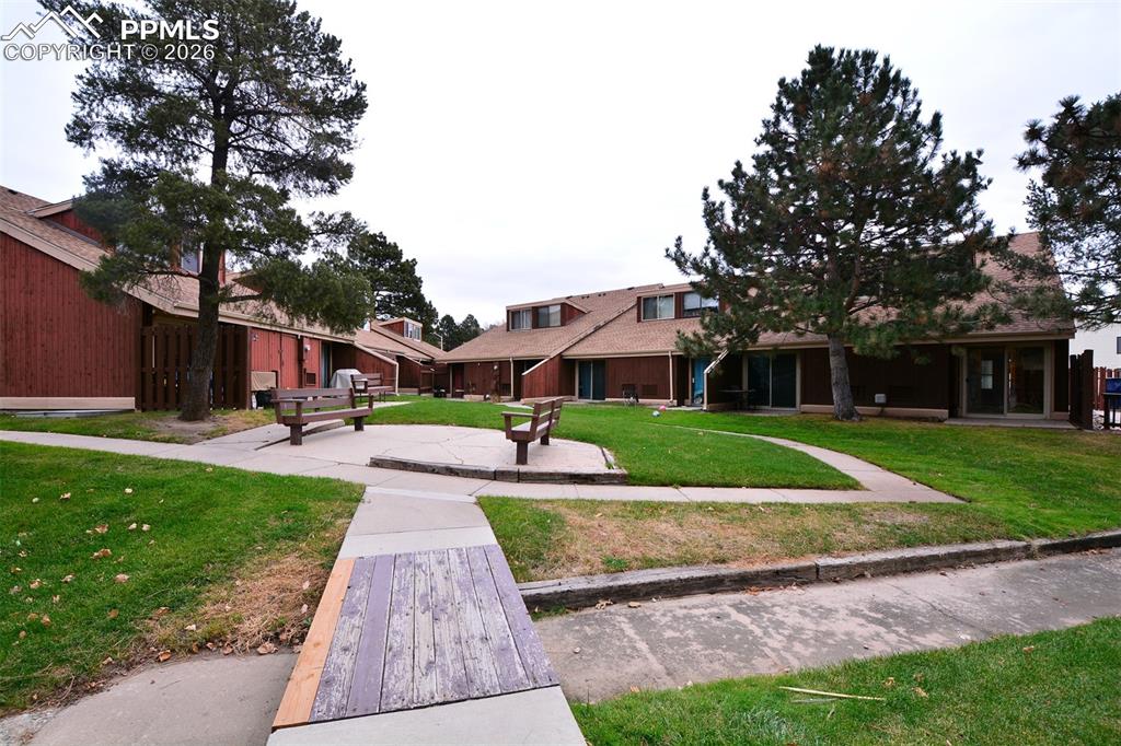 Image 18 of 20: Common area