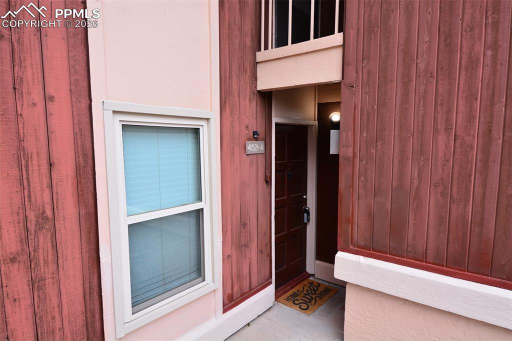 Image 2 of 20: Exterior entry