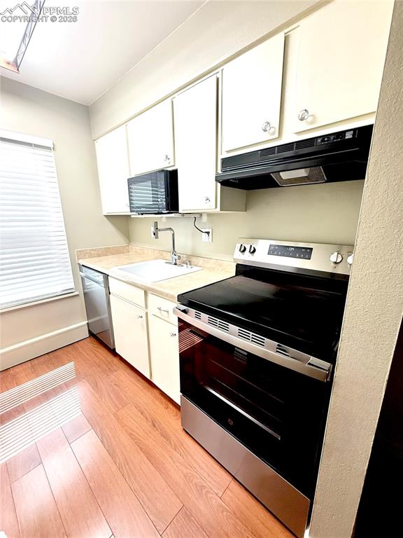 Image 8 of 20: Kitchen