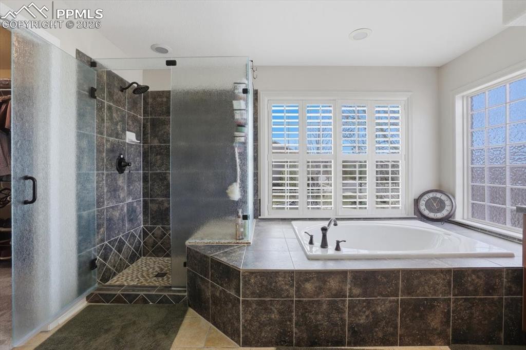 Image 17 of 46: Bathroom