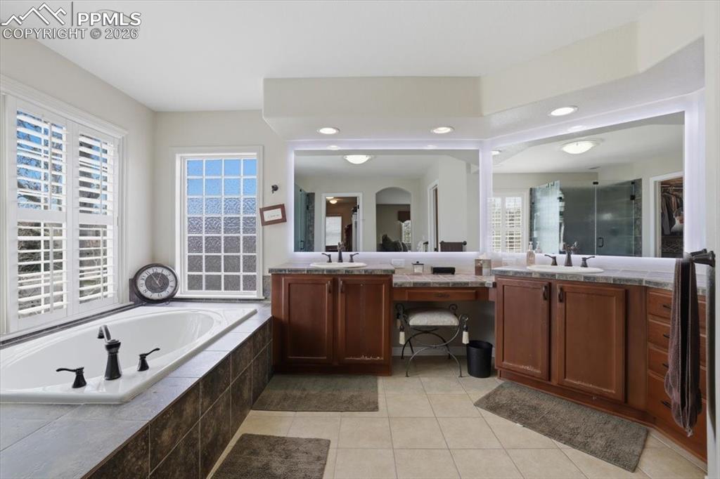 Image 18 of 46: Bathroom