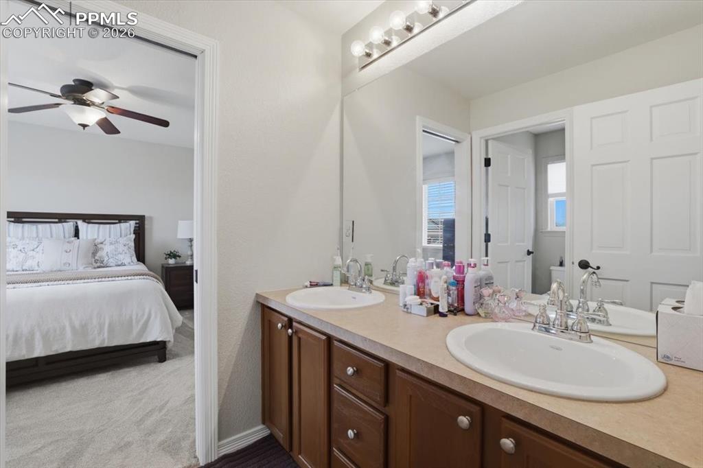 Image 23 of 46: Bathroom