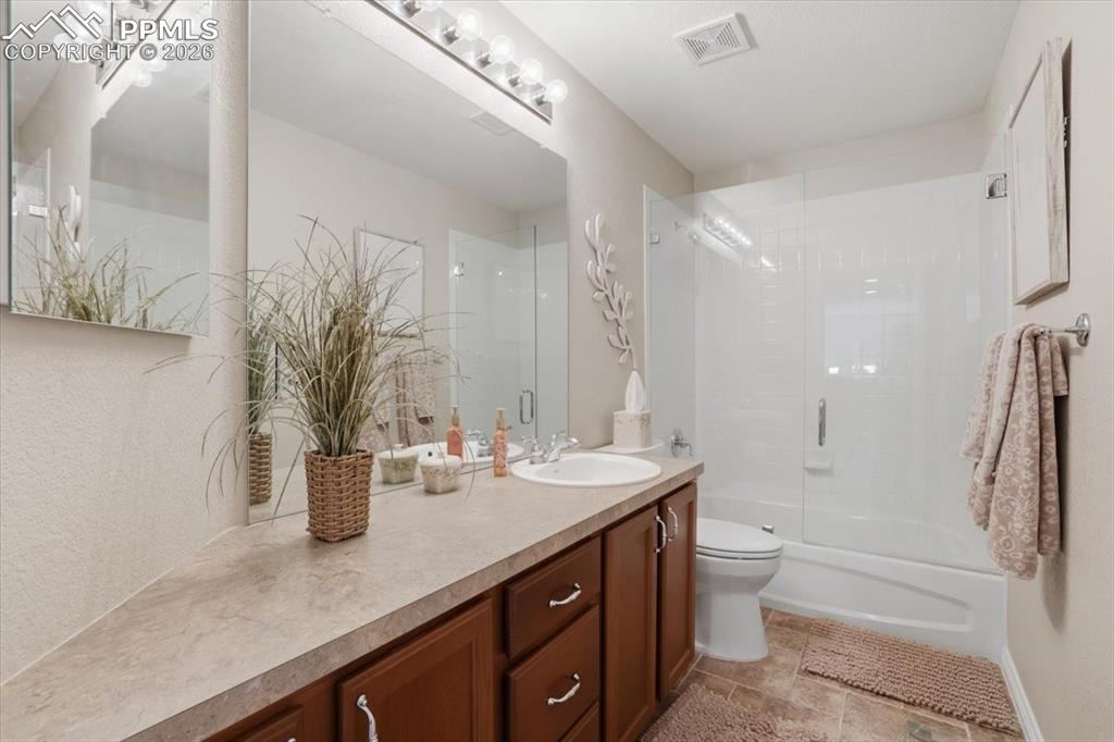 Image 26 of 46: Bathroom