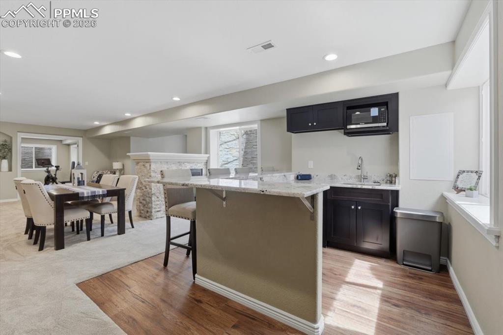 Image 30 of 46: Wet Bar