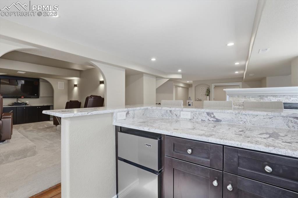 Image 31 of 46: Wet Bar