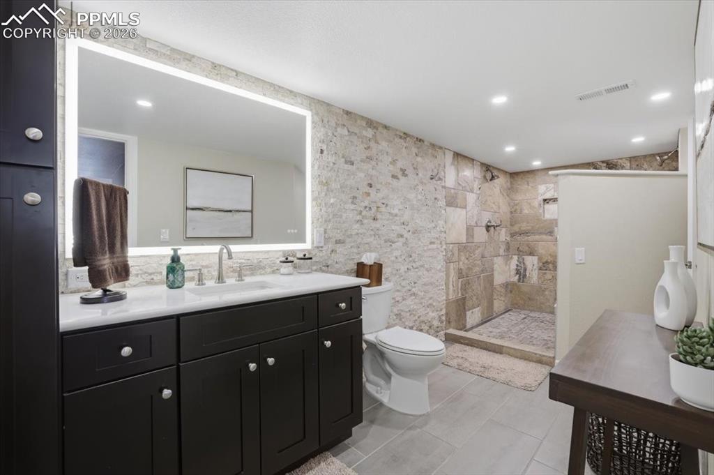 Image 35 of 46: Bathroom