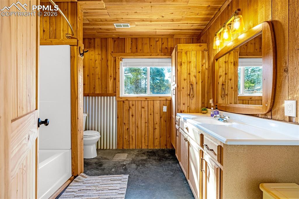 Image 11 of 42: Bathroom