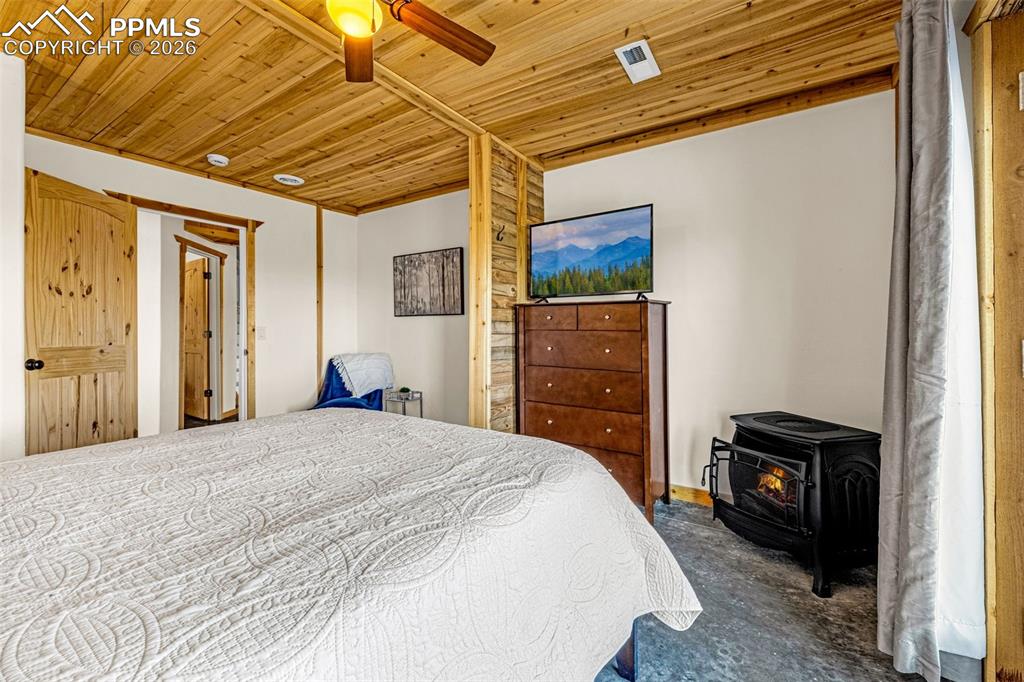 Image 14 of 42: Bedroom