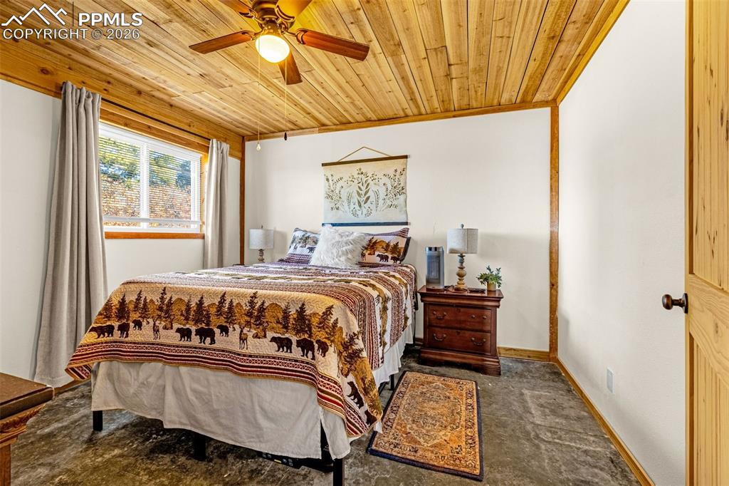 Image 15 of 42: Bedroom