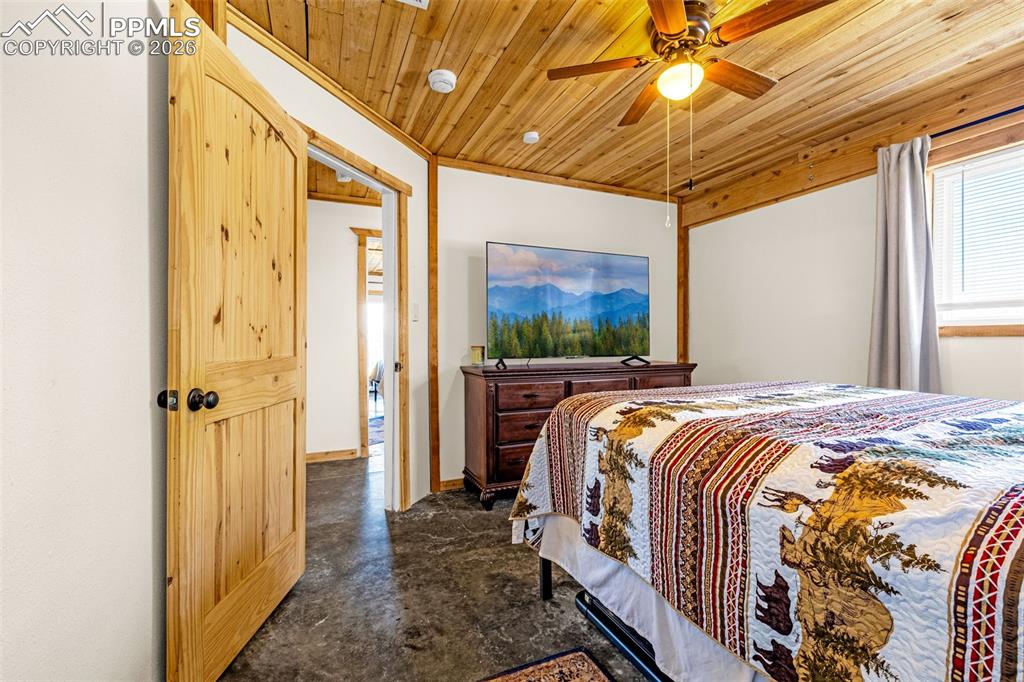 Image 16 of 42: Bedroom