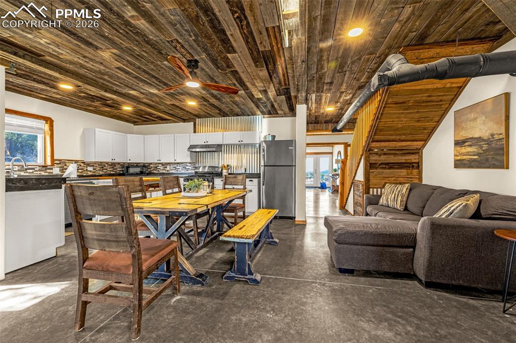 Image 17 of 42: Dining Area