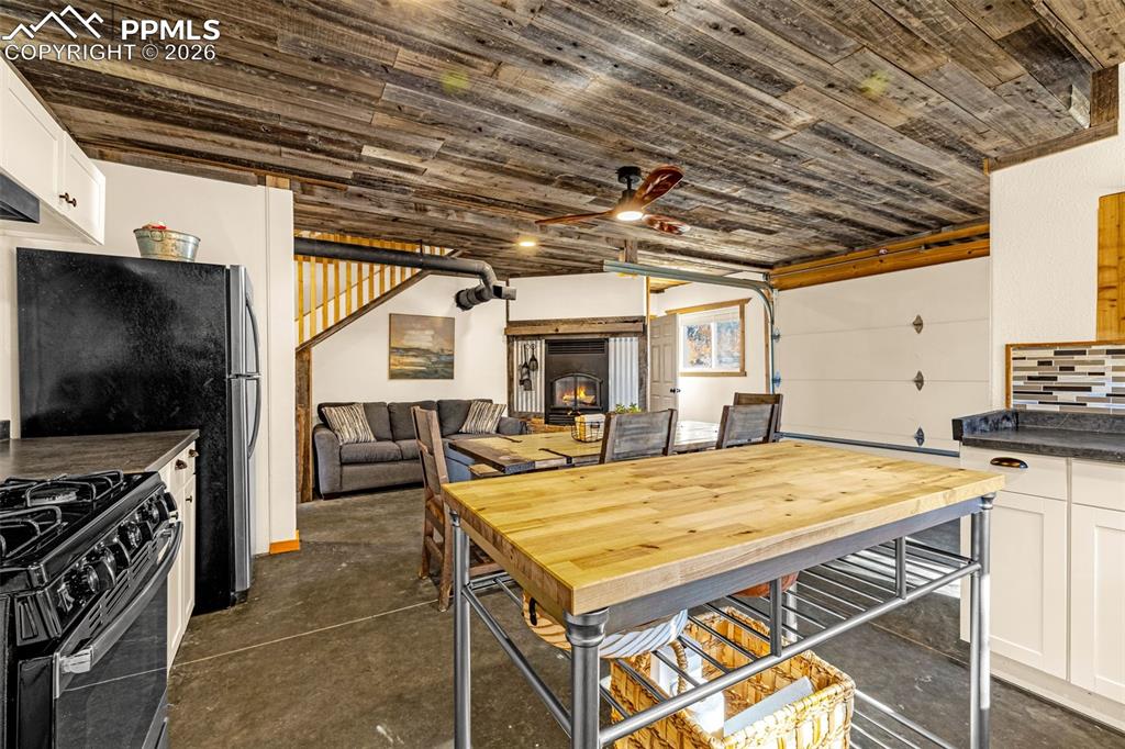 Image 18 of 42: Kitchen