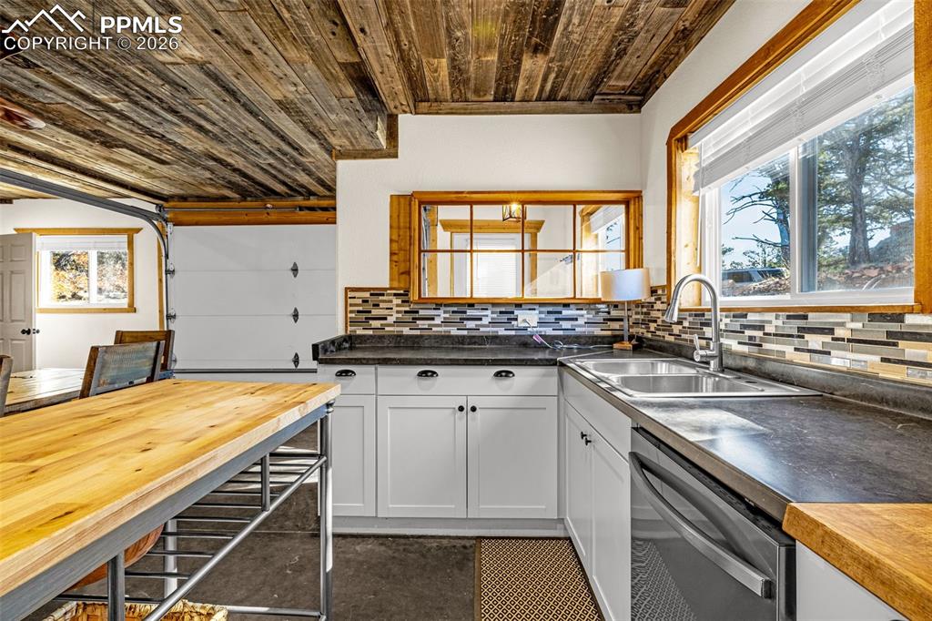 Image 19 of 42: Kitchen