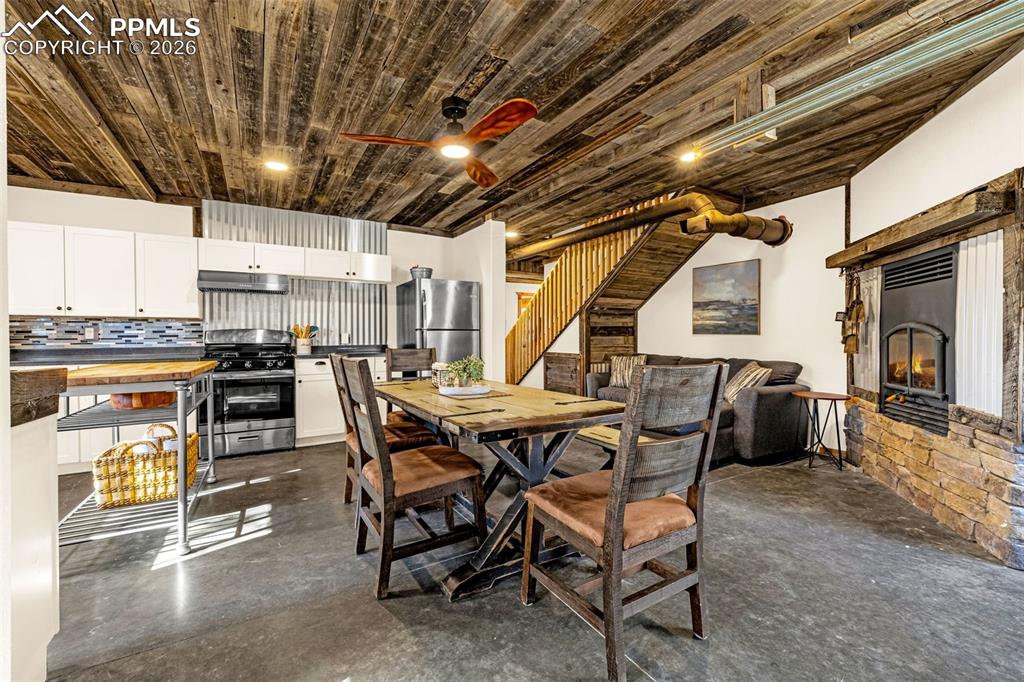 Image 21 of 42: Dining Area