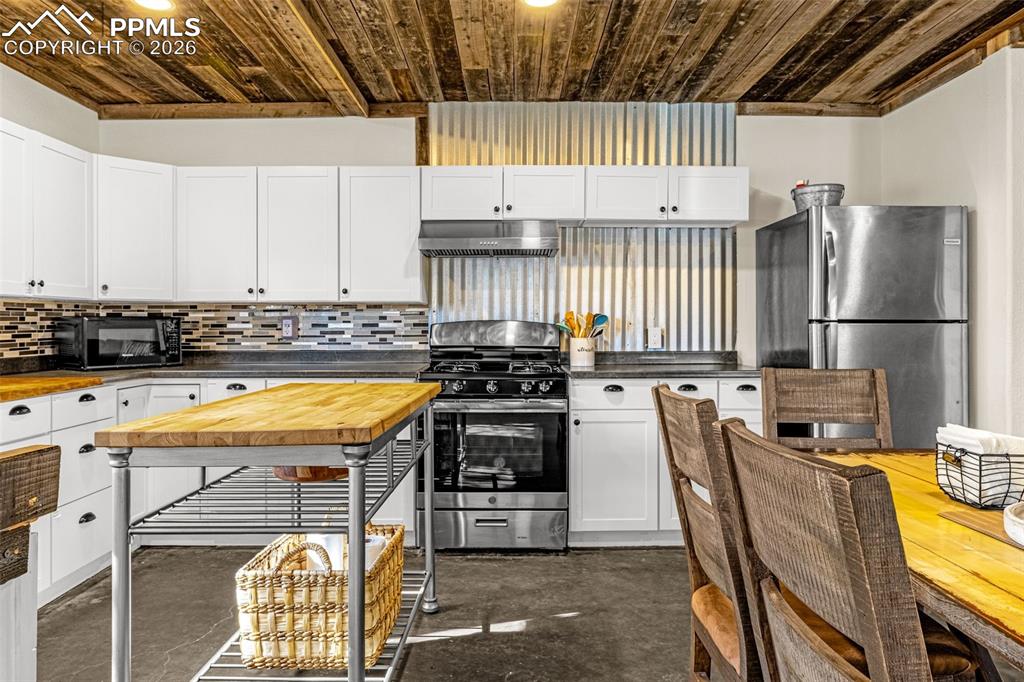 Image 22 of 42: Kitchen