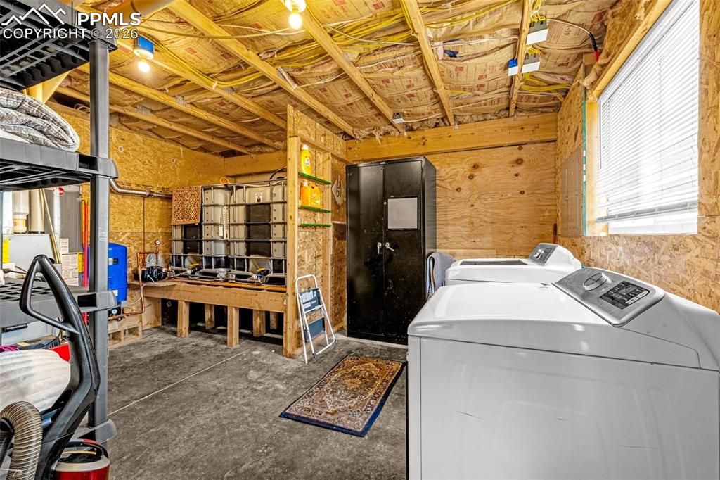 Image 27 of 42: Laundry