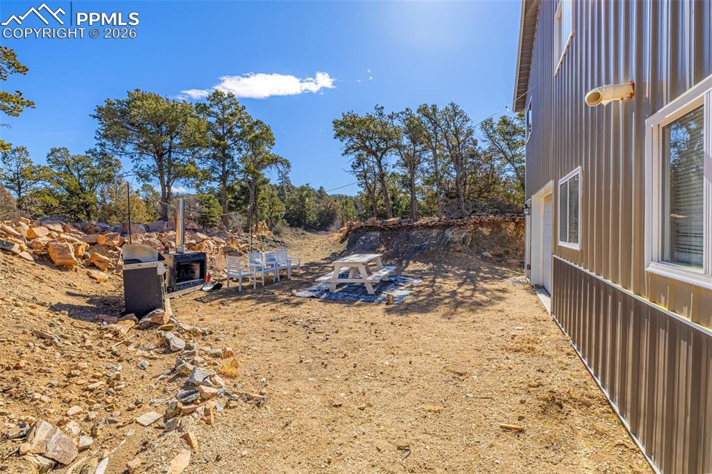 Image 39 of 42: Yard