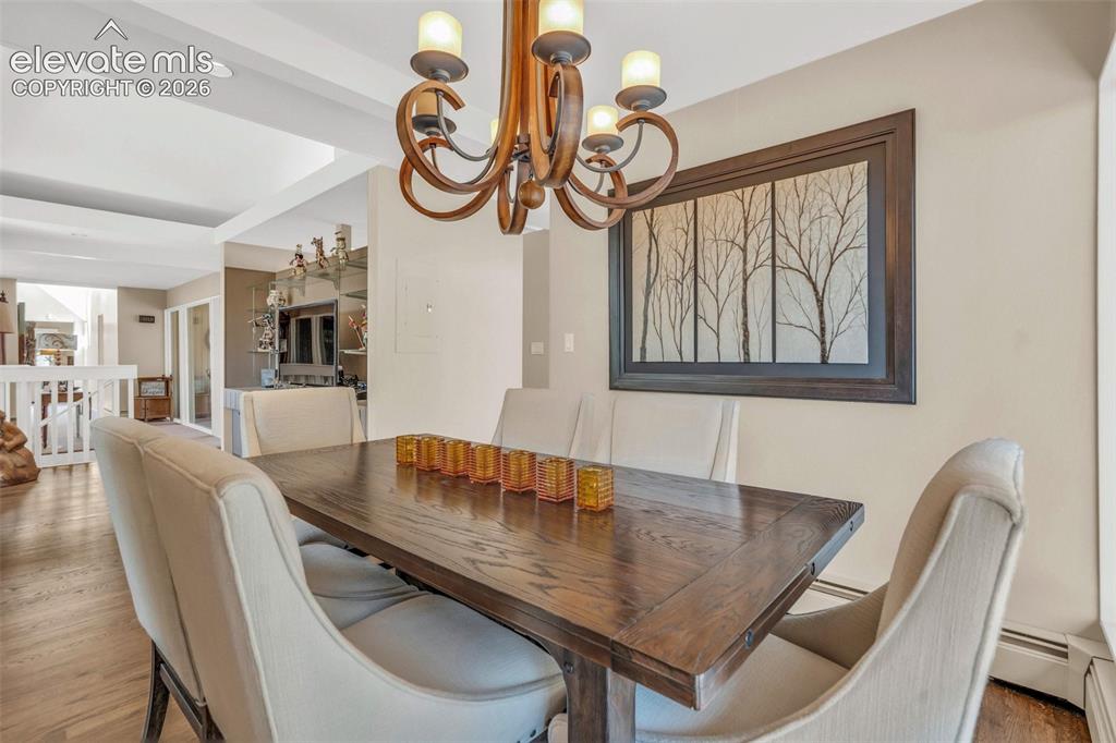 Image 14 of 50: Dining Area