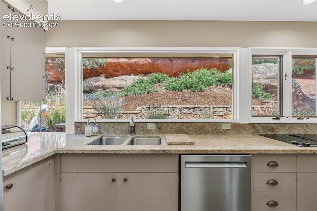 Image 15 of 50: Kitchen