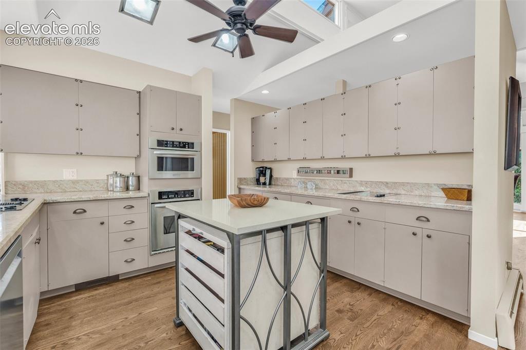 Image 18 of 50: Kitchen