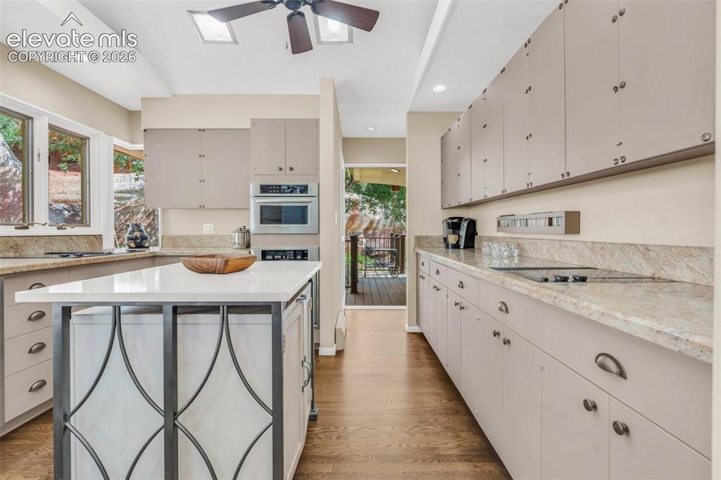 Image 19 of 50: Kitchen