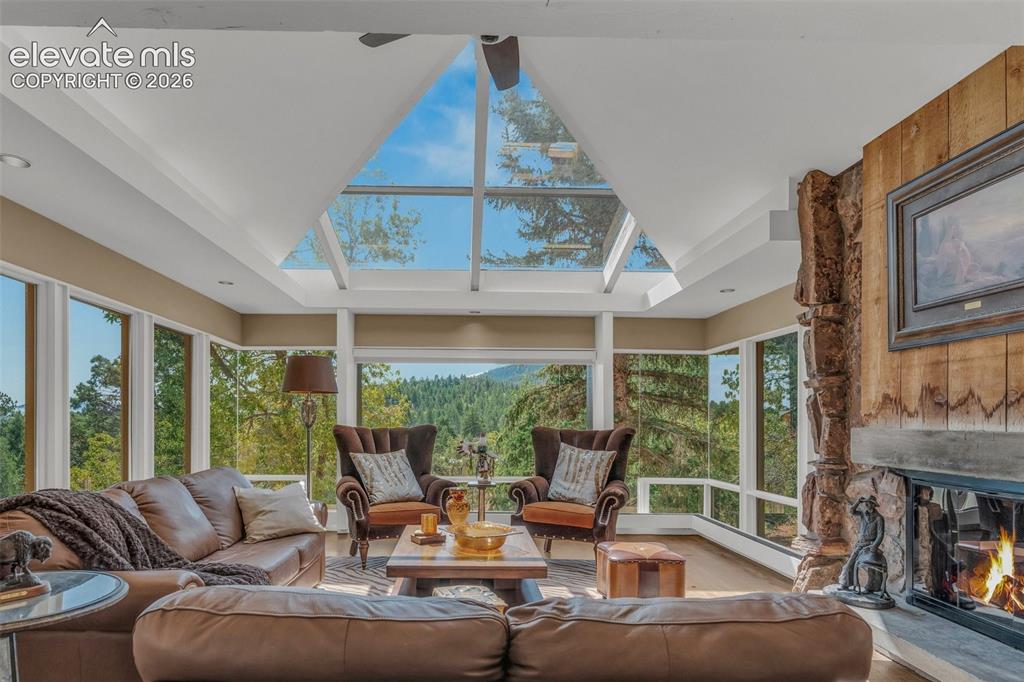 Image 8 of 50: Living Room