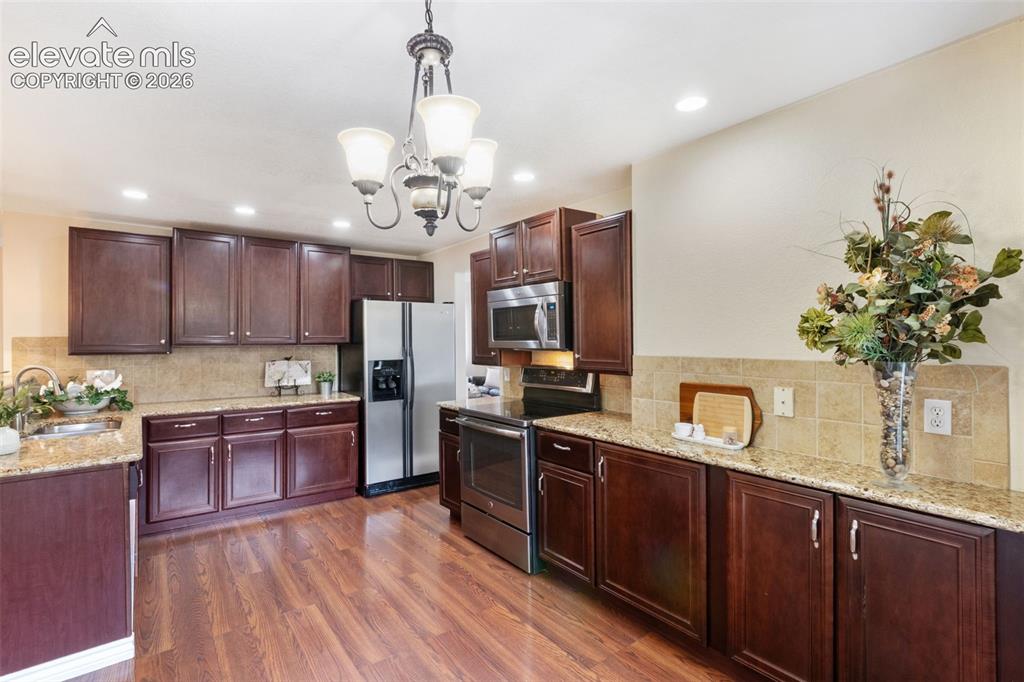 Image 10 of 50: Kitchen