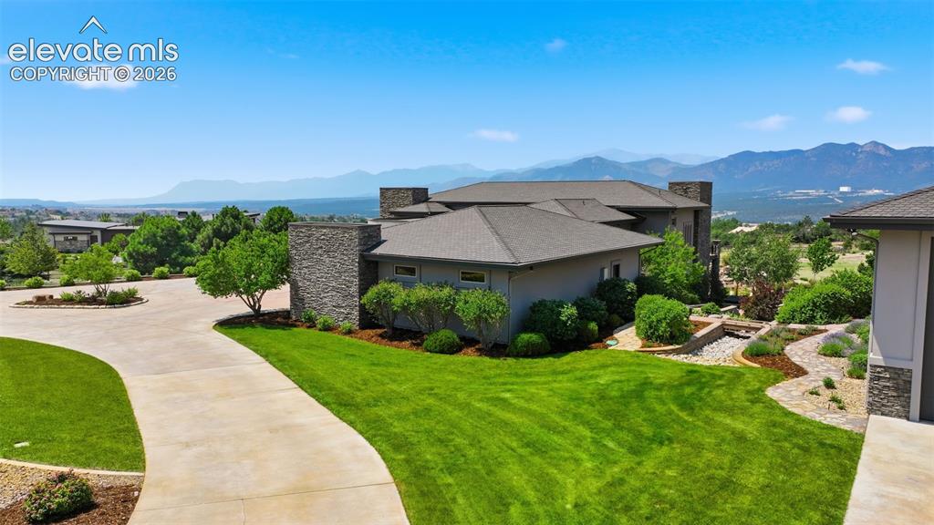 Image 4 of 48: Main home and detached 4 car garage with Mother-In-Law suite!