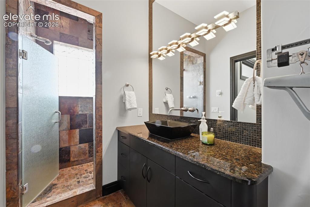 Image 41 of 48: On suite bath to bedroon #4!