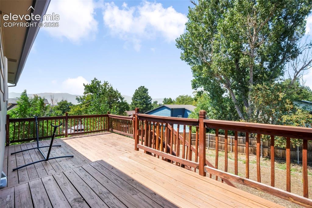 Image 8 of 50: Deck