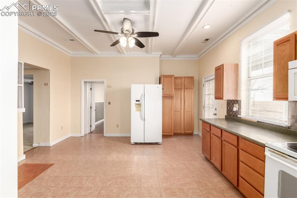 Image 15 of 41: Kitchen