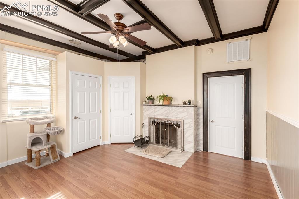 Image 18 of 41: Living Room