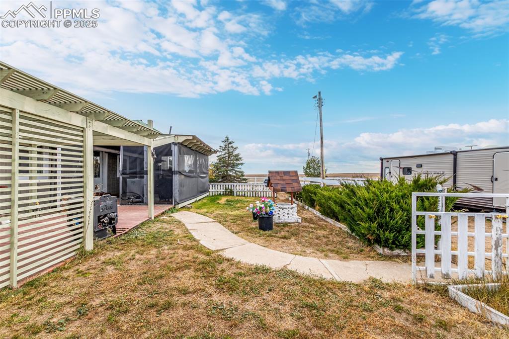 Image 30 of 41: Yard