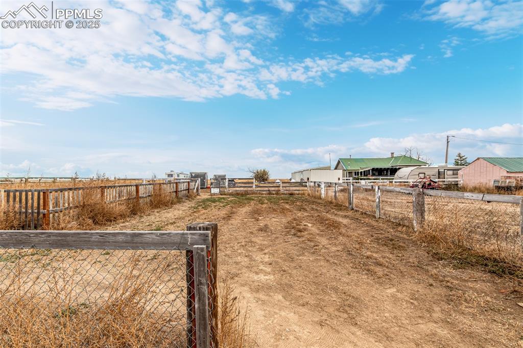 Image 34 of 41: Yard