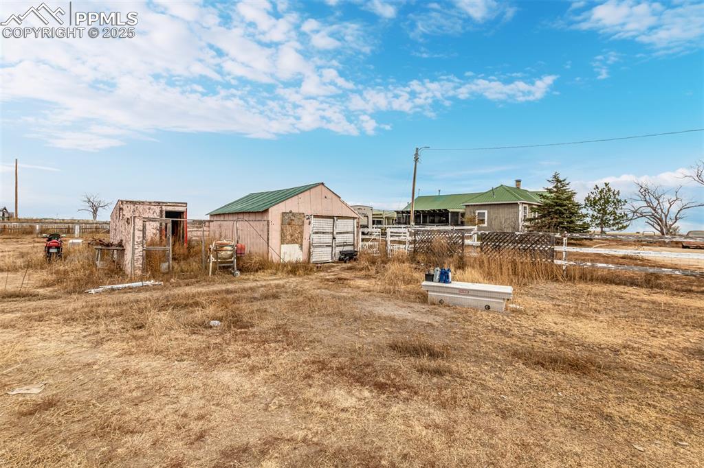 Image 36 of 41: Yard