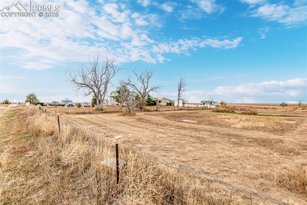 Image 37 of 41: Yard