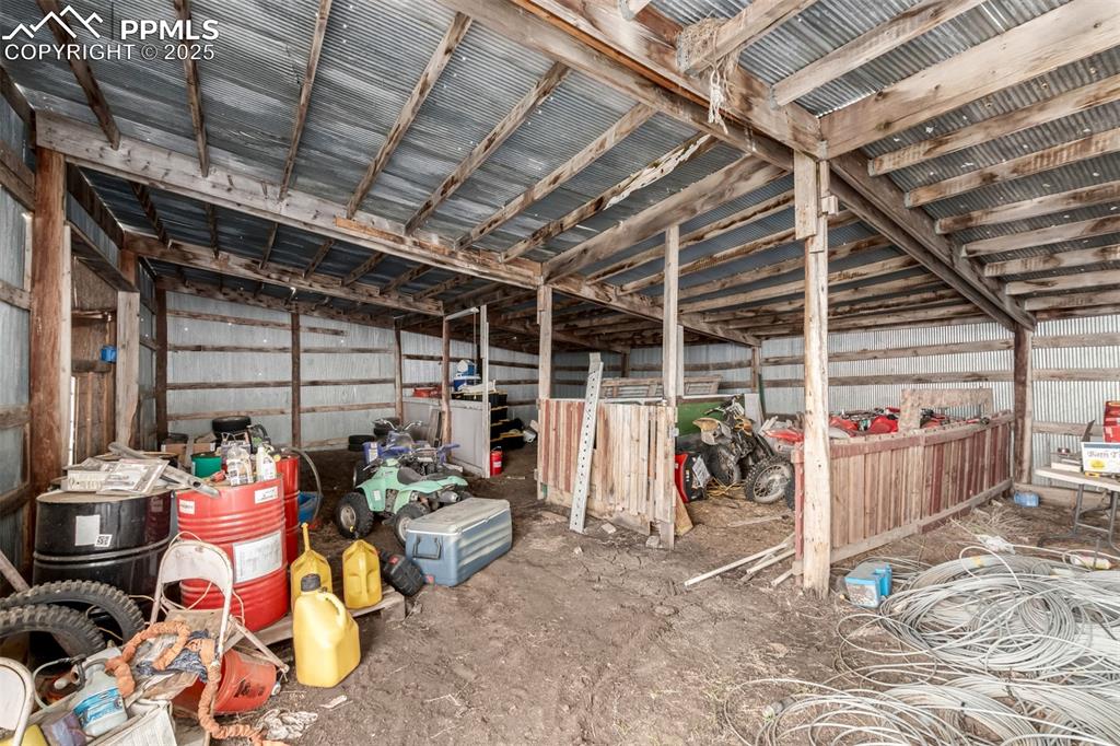 Image 38 of 41: Garage