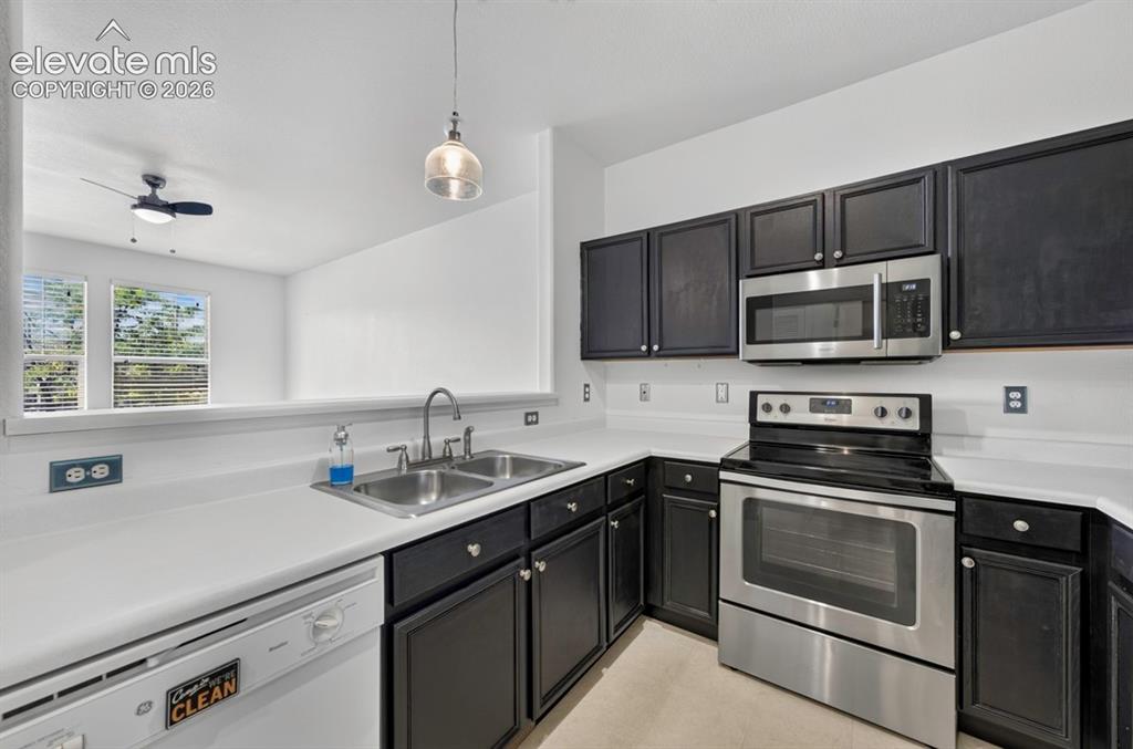 Image 17 of 35: Kitchen