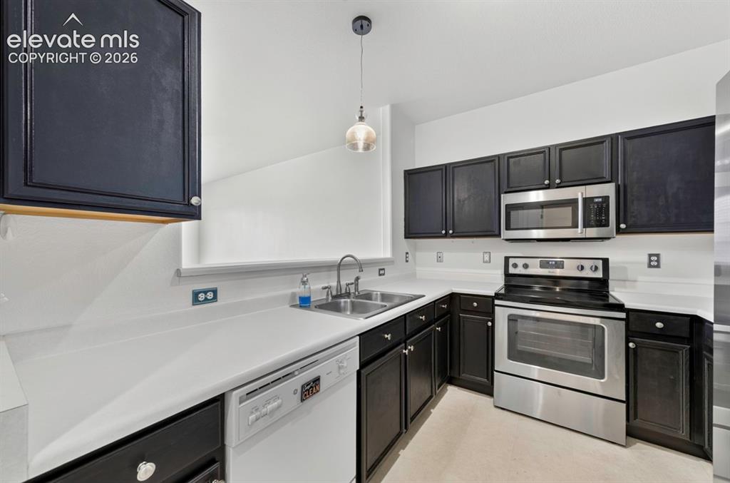 Image 19 of 35: Kitchen