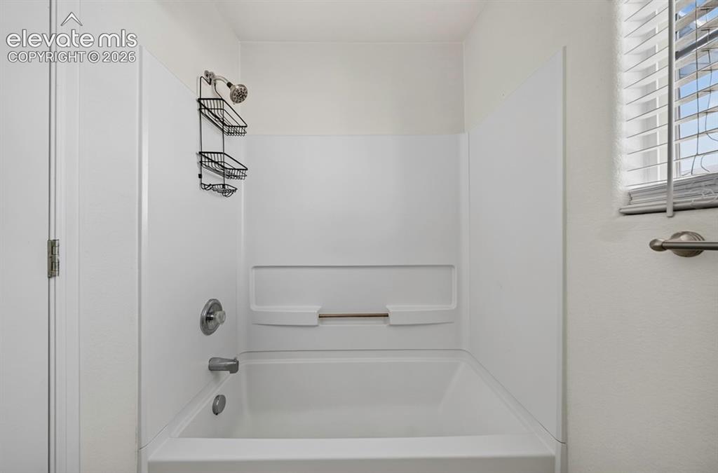 Image 34 of 35: Bathroom