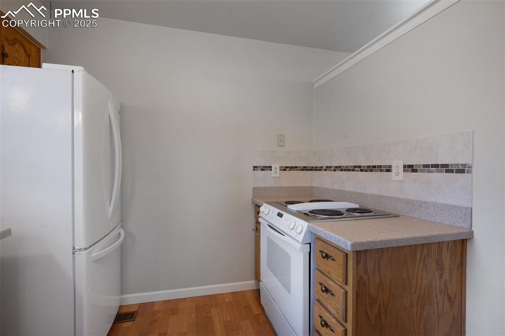 Image 10 of 39: Kitchen range oven area